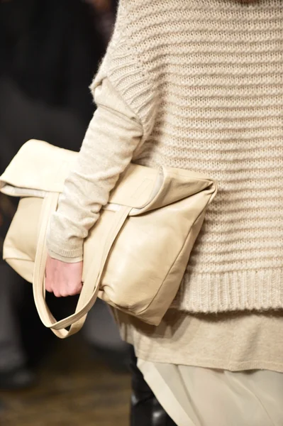 뉴욕, 뉴욕-2 월 10 일: 메르세데스-벤츠 패션 위 크 동안 2013 년 2 월 10 일에 뉴욕 dkny가 겨울 2013 컬렉션에서 가죽 가방. — 스톡 사진