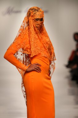 New york, ny-Şubat 07: urbana chappa collection sonbahar kış 2013 mercedes-benz moda haftası üzerinde 07 Şubat 2013 yılında nyc için pist model yürür.