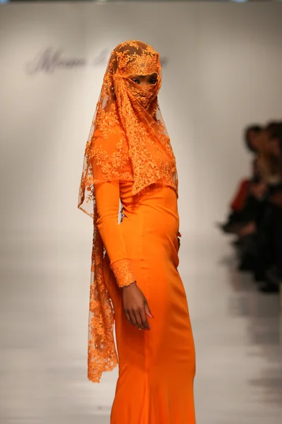 뉴욕, 뉴욕-2 월 7: 모델 어바나 chappa 컬렉션이 겨울 2013 2013 년 2 월 7 일 뉴욕에서에 메르세데스-벤츠 패션 위 크 동안에 활주로 걷고. — 스톡 사진