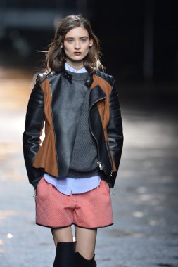 New york, ny - 11 Şubat: 3.1 phillip lim sonbahar 2013 moda show üzerinde 11 Şubat 2013 mercedes-benz moda haftası sırasında new york city'de pist model yürür.