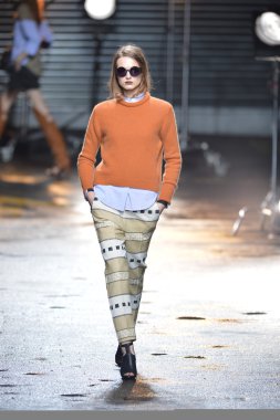 New york, ny - 11 Şubat: 3.1 phillip lim sonbahar 2013 moda show üzerinde 11 Şubat 2013 mercedes-benz moda haftası sırasında new york city'de pist model yürür.