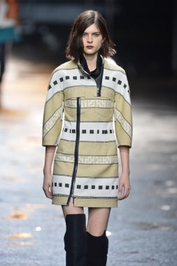 New york, ny - 11 Şubat: 3.1 phillip lim sonbahar 2013 moda show üzerinde 11 Şubat 2013 mercedes-benz moda haftası sırasında new york city'de pist model yürür.