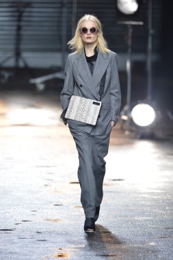 New york, ny - 11 Şubat: 3.1 phillip lim sonbahar 2013 moda show üzerinde 11 Şubat 2013 mercedes-benz moda haftası sırasında new york city'de pist model yürür.