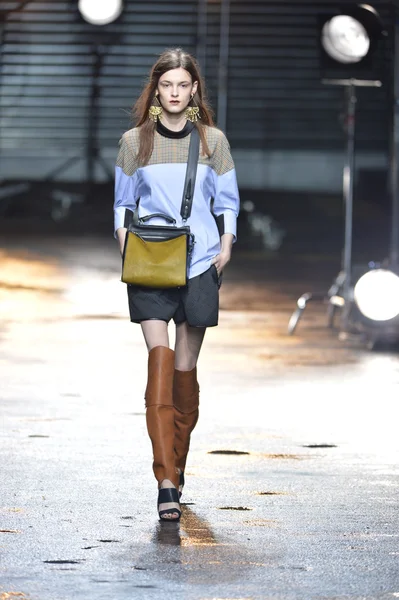 NEW YORK, NY - 11 FEBBRAIO: Una modella percorre la pista della sfilata di moda 3.1 Phillip Lim autunno 2013 durante la Mercedes-Benz Fashion Week l '11 febbraio 2013 a New York . — Foto Stock