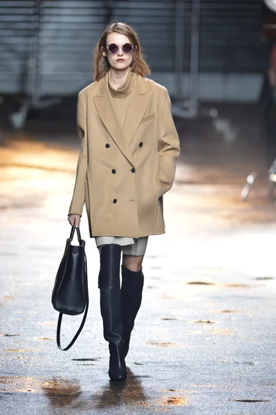 NEW YORK, NY - FEBRUARY 11: A model walks the runway at the 3.1 Phillip Lim fall 2013 fashion show during Mercedes-Benz Fashion Week on February 11, 2013 in New York City. — Stock Photo, Image