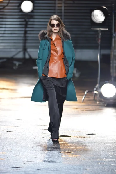 NEW YORK, NY - FEBRUARY 11: A model walks the runway at the 3.1 Phillip Lim fall 2013 fashion show during Mercedes-Benz Fashion Week on February 11, 2013 in New York City. — Stock Photo, Image