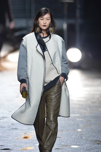 New york, New York - február 11: a modell sétál a kifutópályán, phillip lim őszi 2013 divatbemutató a február 11, 2013 mercedes-benz divat héten new Yorkban 3.1. — Stock Fotó