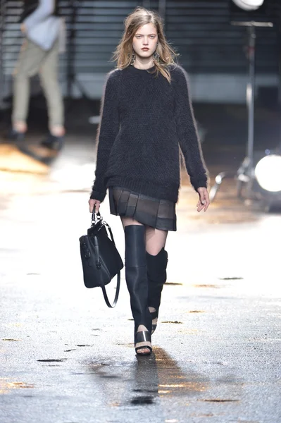 НЬЮ-ЙОРК, Нью-Йорк - 11 февраля 2013 года модель ходит по подиуму на модном показе 3.1 Phillip Lim Fashion Week во время Mercedes-Benz Fashion Week 11 февраля 2013 года в Нью-Йорке . — стоковое фото
