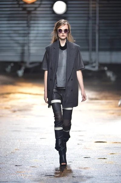 New york, New York - február 11: a modell sétál a kifutópályán, phillip lim őszi 2013 divatbemutató a február 11, 2013 mercedes-benz divat héten new Yorkban 3.1. — Stock Fotó