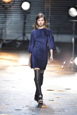 New york, ny - 11 Şubat: 3.1 phillip lim sonbahar 2013 moda show üzerinde 11 Şubat 2013 mercedes-benz moda haftası sırasında new york city'de pist model yürür.