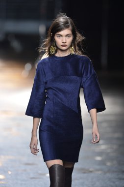 New york, ny - 11 Şubat: 3.1 phillip lim sonbahar 2013 moda show üzerinde 11 Şubat 2013 mercedes-benz moda haftası sırasında new york city'de pist model yürür.