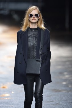 New york, ny - 11 Şubat: 3.1 phillip lim sonbahar 2013 moda show üzerinde 11 Şubat 2013 mercedes-benz moda haftası sırasında new york city'de pist model yürür.