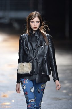 New york, ny - 11 Şubat: 3.1 phillip lim sonbahar 2013 moda show üzerinde 11 Şubat 2013 mercedes-benz moda haftası sırasında new york city'de pist model yürür.