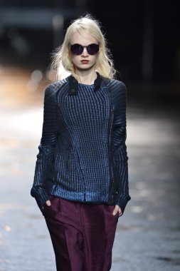 New york, ny - 11 Şubat: 3.1 phillip lim sonbahar 2013 moda show üzerinde 11 Şubat 2013 mercedes-benz moda haftası sırasında new york city'de pist model yürür.