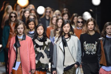 New york, ny - 11 Şubat: 3.1 phillip lim sonbahar 2013 moda show üzerinde 11 Şubat 2013 mercedes-benz moda haftası sırasında new york city'de pist model yürür.