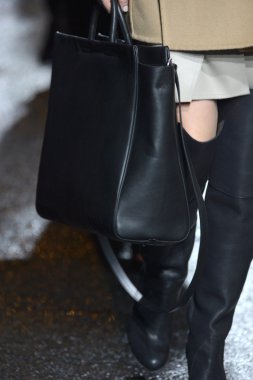 New york, ny - 11 Şubat: 3.1 phillip lim sonbahar 2013 moda show üzerinde 11 Şubat 2013 mercedes-benz moda haftası sırasında new york city'de pist model yürür.