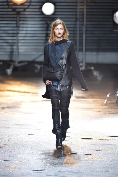 НЬЮ-ЙОРК, Нью-Йорк - 11 февраля 2013 года модель ходит по подиуму на модном показе 3.1 Phillip Lim Fashion Week во время Mercedes-Benz Fashion Week 11 февраля 2013 года в Нью-Йорке . — стоковое фото