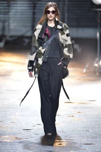 NOVA IORQUE, NY - FEVEREIRO 11: Um modelo caminha na pista do desfile de moda 3.1 Phillip Lim outono 2013 durante a Mercedes-Benz Fashion Week em 11 de fevereiro de 2013 em Nova York . — Fotografia de Stock