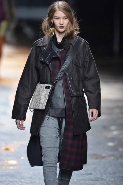 ニューヨーク、ニューヨーク - 2 月 11 日: モデルは 3.1 フィリップ リム秋 2013年ファッションショー中メルセデスベンツファッションウィーク 2013 年 2 月 11 日にニューヨーク市で、滑走路を歩く. — ストック写真