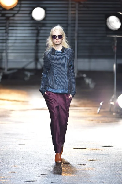 뉴욕, 뉴욕-2 월 11 일: 모델 3.1 필립 림이을 2013 패션쇼 2013 년 2 월 11 일에 메르세데스-벤츠 패션 위 크 기간 동안 뉴욕시에서 활주로 걸어. — 스톡 사진