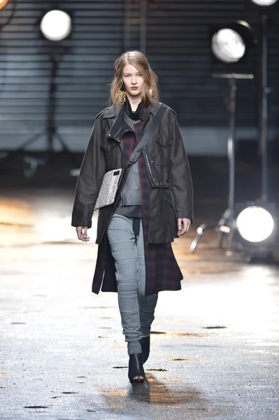 New york, ny - 11 februari: een model leidt de landingsbaan op de 3.1 phillip lim val 2013 mode tijdens de mercedes-benz fashionweek op 11 februari 2013 in new york city weergeven. — Stockfoto