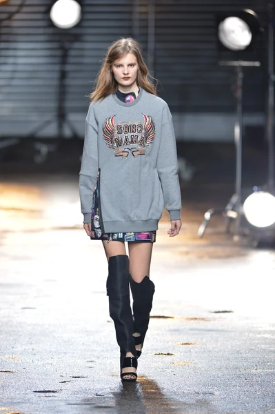 New york, ny - 11 februari: een model leidt de landingsbaan op de 3.1 phillip lim val 2013 mode tijdens de mercedes-benz fashionweek op 11 februari 2013 in new york city weergeven. — Stockfoto