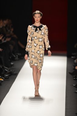 New york, ny - 11 Şubat: manken pist finale caroline herrera 2013 moda show mercedes-benz moda haftası sırasında 11 Şubat'ta, 2013 nyc sonbahar kış yürüyüşleri.