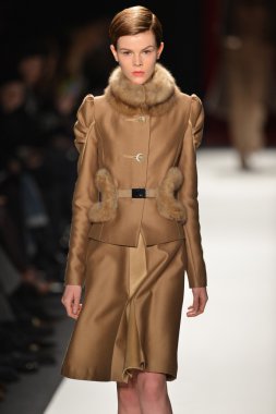 New york, ny - 11 Şubat: manken pist finale caroline herrera 2013 moda show mercedes-benz moda haftası sırasında 11 Şubat'ta, 2013 nyc sonbahar kış yürüyüşleri.