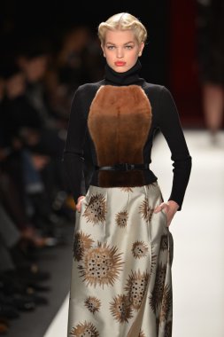 New york, ny - 11 Şubat: manken pist finale caroline herrera 2013 moda show mercedes-benz moda haftası sırasında 11 Şubat'ta, 2013 nyc sonbahar kış yürüyüşleri.
