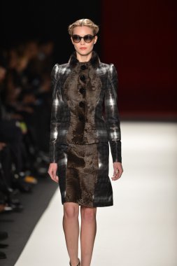 New york, ny - 11 Şubat: manken pist finale caroline herrera 2013 moda show mercedes-benz moda haftası sırasında 11 Şubat'ta, 2013 nyc sonbahar kış yürüyüşleri.