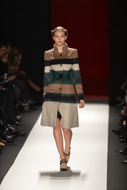 New york, ny - 11 Şubat: manken pist finale caroline herrera 2013 moda show mercedes-benz moda haftası sırasında 11 Şubat'ta, 2013 nyc sonbahar kış yürüyüşleri.