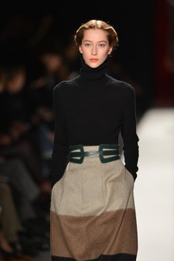 New york, ny - 11 Şubat: manken pist finale caroline herrera 2013 moda show mercedes-benz moda haftası sırasında 11 Şubat'ta, 2013 nyc sonbahar kış yürüyüşleri.