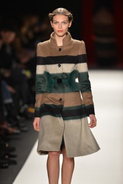 New york, ny - 11 Şubat: manken pist finale caroline herrera 2013 moda show mercedes-benz moda haftası sırasında 11 Şubat'ta, 2013 nyc sonbahar kış yürüyüşleri.