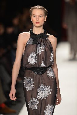 New york, ny - 11 Şubat: manken pist finale caroline herrera 2013 moda show mercedes-benz moda haftası sırasında 11 Şubat'ta, 2013 nyc sonbahar kış yürüyüşleri.