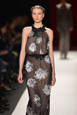 New york, ny - 11 Şubat: manken pist finale caroline herrera 2013 moda show mercedes-benz moda haftası sırasında 11 Şubat'ta, 2013 nyc sonbahar kış yürüyüşleri.