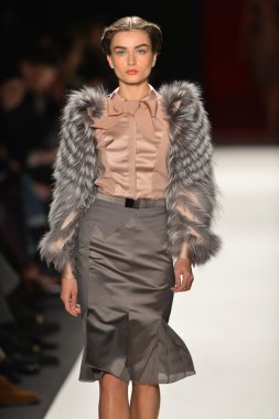 New york, ny - 11 Şubat: manken pist finale caroline herrera 2013 moda show mercedes-benz moda haftası sırasında 11 Şubat'ta, 2013 nyc sonbahar kış yürüyüşleri.