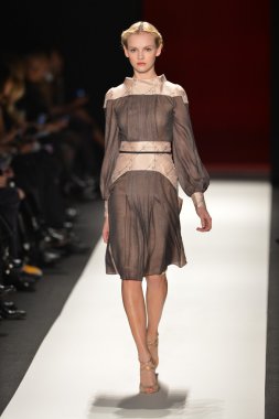 New york, ny - 11 Şubat: manken pist finale caroline herrera 2013 moda show mercedes-benz moda haftası sırasında 11 Şubat'ta, 2013 nyc sonbahar kış yürüyüşleri.