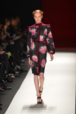 New york, ny - 11 Şubat: manken pist finale caroline herrera 2013 moda show mercedes-benz moda haftası sırasında 11 Şubat'ta, 2013 nyc sonbahar kış yürüyüşleri.