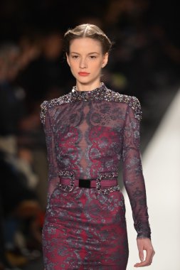 New york, ny - 11 Şubat: manken pist finale caroline herrera 2013 moda show mercedes-benz moda haftası sırasında 11 Şubat'ta, 2013 nyc sonbahar kış yürüyüşleri.