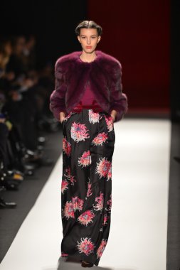 New york, ny - 11 Şubat: manken pist finale caroline herrera 2013 moda show mercedes-benz moda haftası sırasında 11 Şubat'ta, 2013 nyc sonbahar kış yürüyüşleri.