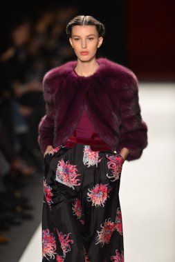 New york, ny - 11 Şubat: manken pist finale caroline herrera 2013 moda show mercedes-benz moda haftası sırasında 11 Şubat'ta, 2013 nyc sonbahar kış yürüyüşleri.