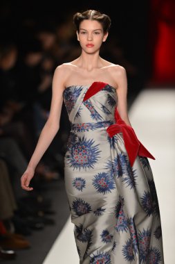 New york, ny - 11 Şubat: manken pist finale caroline herrera 2013 moda show mercedes-benz moda haftası sırasında 11 Şubat'ta, 2013 nyc sonbahar kış yürüyüşleri.