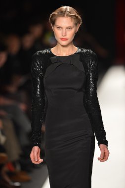 New york, ny - 11 Şubat: manken pist finale caroline herrera 2013 moda show mercedes-benz moda haftası sırasında 11 Şubat'ta, 2013 nyc sonbahar kış yürüyüşleri.