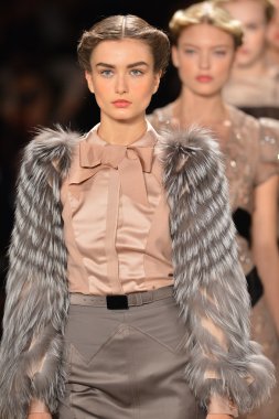 New york, ny - 11 Şubat: modelleri 2013 moda show mercedes-benz moda haftası sırasında 11 Şubat'ta, 2013 nyc sonbahar kış caroline herrera pistin final yürümek.