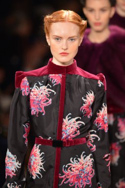 New york, ny - 11 Şubat: modelleri 2013 moda show mercedes-benz moda haftası sırasında 11 Şubat'ta, 2013 nyc sonbahar kış caroline herrera pistin final yürümek.