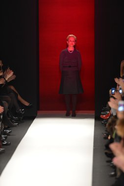 New york, ny - 11 Şubat: tasarımcı caroline herrera, 2013 moda show mercedes-benz moda haftası sırasında 11 Şubat'ta, 2013 nyc sonbahar kış caroline herrera pist yürür.