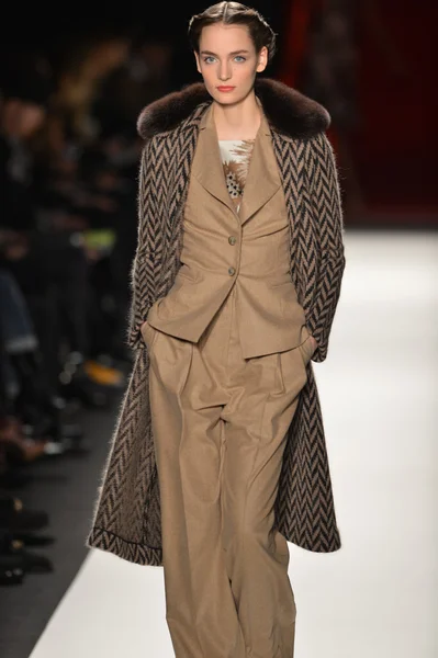 New york, ny - 11 Şubat: manken pist finale caroline herrera 2013 moda show mercedes-benz moda haftası sırasında 11 Şubat'ta, 2013 nyc sonbahar kış yürüyüşleri.