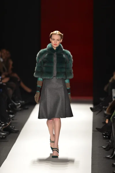 NUEVA YORK, NY - 11 DE FEBRERO: Una modelo camina el final de la pasarela en el desfile de moda Caroline Herrera Otoño Invierno 2013 durante la Semana de la Moda Mercedes-Benz el 11 de febrero de 2013, Nueva York . — Foto de Stock