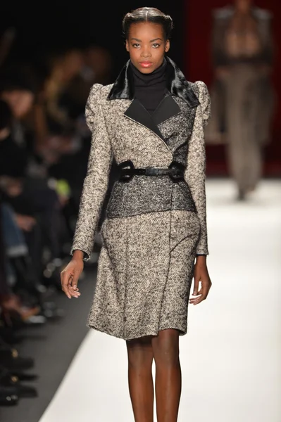 New york, ny - 11 februari: een model loopt de start-en landingsbaan-finale op de caroline herrera herfst winter 2013 mode show tijdens de mercedes-benz fashionweek op 11 februari 2013, nyc. — Stockfoto