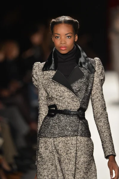 New york, ny - 11 Şubat: manken pist finale caroline herrera 2013 moda show mercedes-benz moda haftası sırasında 11 Şubat'ta, 2013 nyc sonbahar kış yürüyüşleri.